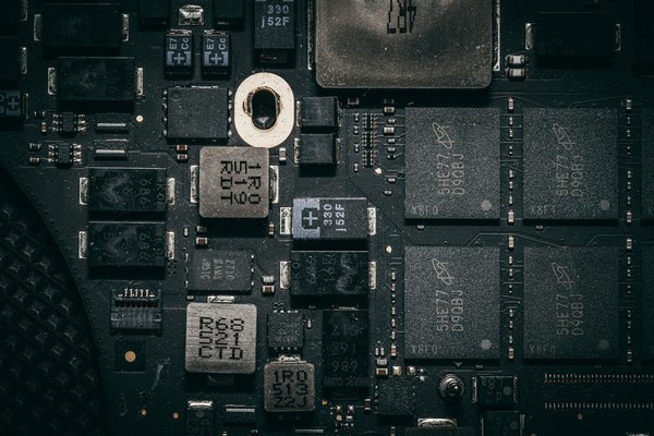 Quels sont les avantages des serveurs dédiés pour l'hébergement de sites web à fort trafic?